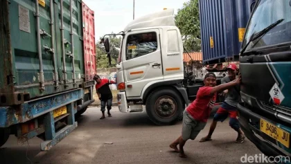Macet Horor Marunda, Jakarta Utara: Kemacetan 3 Km Membuat Kendaraan Nyaris Tak Bergerak