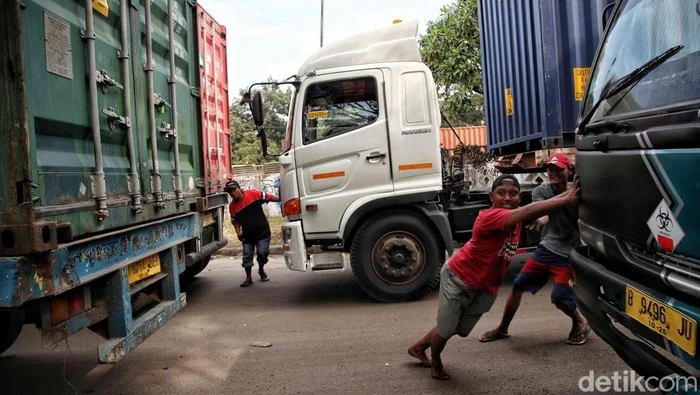 Macet Horor Marunda, Jakarta Utara: Kemacetan 3 Km Membuat Kendaraan Nyaris Tak Bergerak