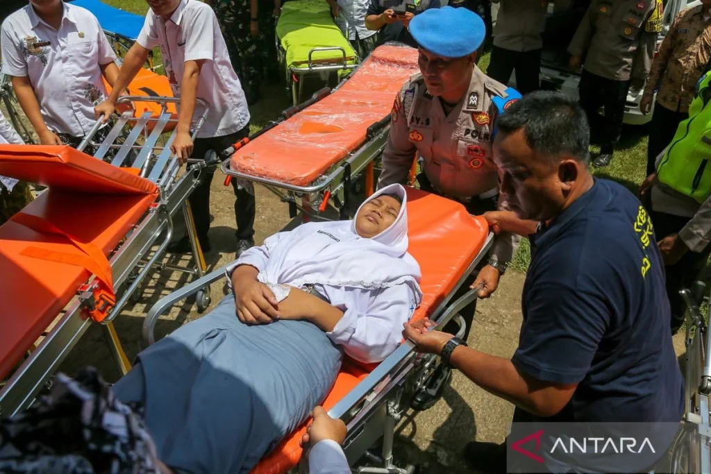 Mas Dhito Kunjungi Siswa Keracunan MBG, 1 dari 6 Sudah Pulang