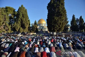 Masjid Al‑Aqsa Dibuka Kembali Setelah 40 Hari, Ribuan Muslim Palestina Laksanakan Sholat Subuh