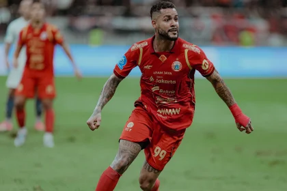 Mauricio Souza Tegaskan Eduardo Kembali di Bawah Mistar, Cyrus Margono Jadi Cadangan pada Laga Persija vs Persebaya