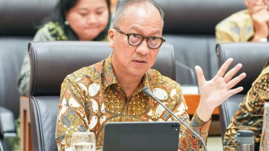 Menperin Agus Gumiwang Kukuhkan Pengurus Baru IISIA, Soroti Tantangan dan Potensi Industri Baja Nasional