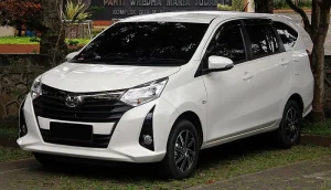 Mobil Toyota Calya Terperosok di Selokan Medokan Semampir, Pengemudi Selamat