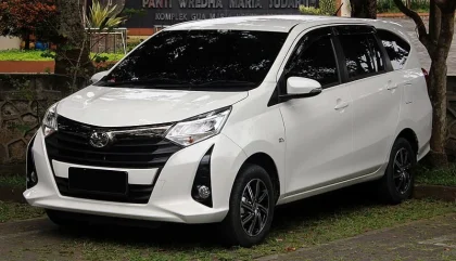 Mobil Toyota Calya Terperosok di Selokan Medokan Semampir, Pengemudi Selamat