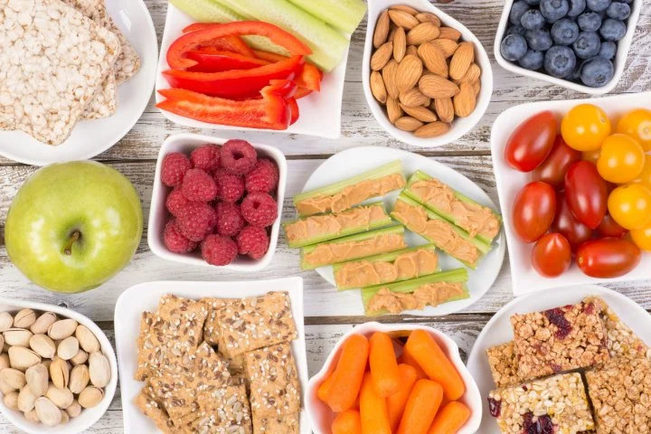 Ngemil 'Healthy Snack': Pilihan Sehat atau Kalori Tersembunyi? Simak Fakta Lengkapnya