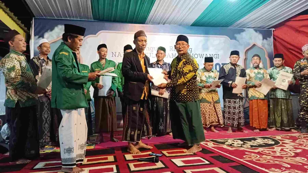 Nusron Serahkan Dua Sertifikat Tanah Wakaf Gedung Pengurus NU di Indramayu