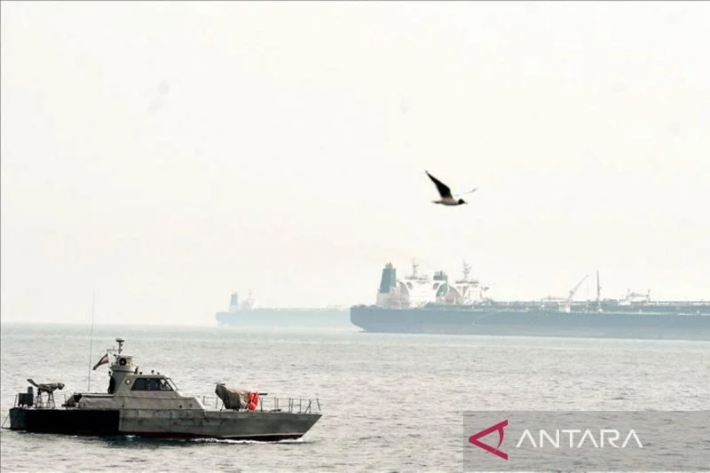 Pakar Militer Iran Tegaskan Tidak Akan Ragu Tembak Kapal AS di Selat Hormuz