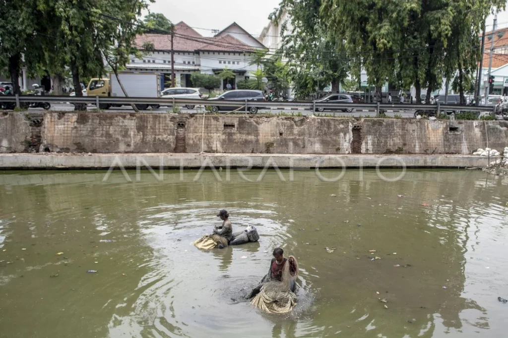 Pangdam Jaya Angkut 400 Kg Ikan Sapu‑Sapu di Setu Babakan, Rayakan Hari Bumi dengan Aksi Bersih Lingkungan