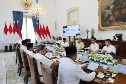 Pasokan Nafta Langka, Prabowo Instruksikan Bahlil Amankan Bahan Baku Plastik