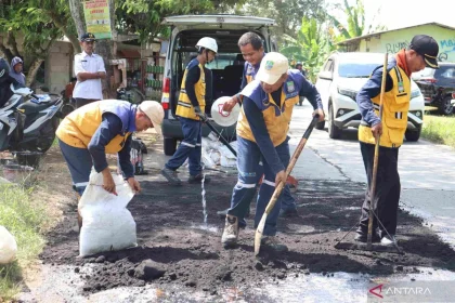 Pemkab Sintang Respon Cepat Atasi Jalan Rusak di Bedayan, Tim dan Alat Berat Dikirim Pasca Keluhan Warga Viral