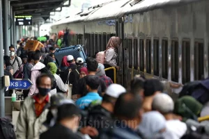 Penumpang KA di Pasar Senen Beralih ke Travel demi Wisuda Anak, Jadwal Kereta Tak Jelas
