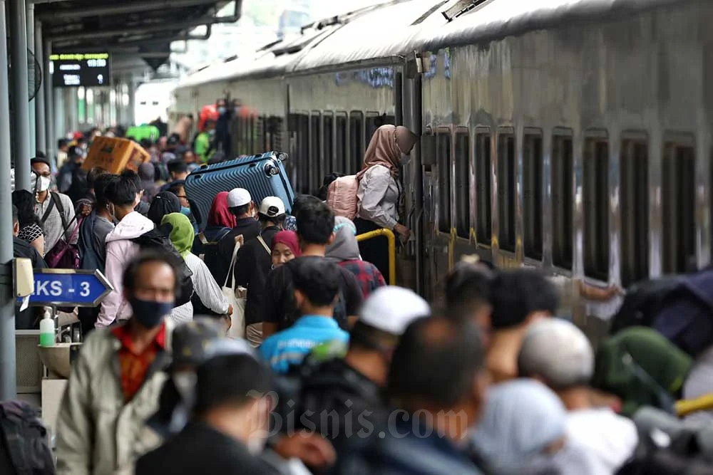 Penumpang KA di Pasar Senen Beralih ke Travel demi Wisuda Anak, Jadwal Kereta Tak Jelas