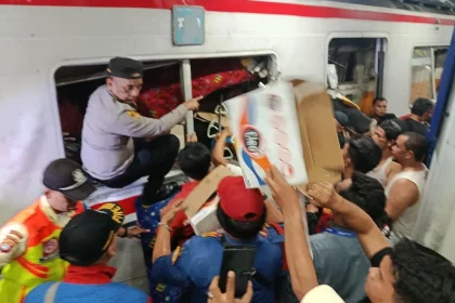 Penumpang Kesulitan Evakuasi Usai KA Argo Bromo Tabrak KRL di Stasiun Bekasi Timur