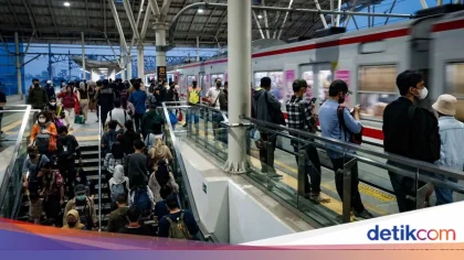 Penumpang Paksa Masuk KRL Penuh di Manggarai, Tarik Topi Petugas KCI – Insiden Viral yang Bikin Geger