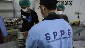 Petugas SPPG Klarifikasi Insiden Video Viral Injak Buah di Dapur MBG: Fakta, Reaksi Publik, dan Tindakan Lanjutan