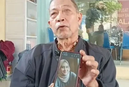 Pilu di RS Polri, Keluarga Korban Kecelakaan Kereta Bekasi Menanti Kabar