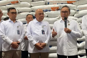 Prabowo Sidak Bulog: Presiden Sapa dan Foto Bareng Pegawai di Gudang Bulog Magelang