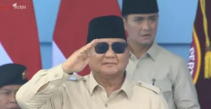 Prabowo Subianto Beri Hormat pada Kening Bayi Prajurit TNI Gugur di Lebanon, Momen Haru Membekas