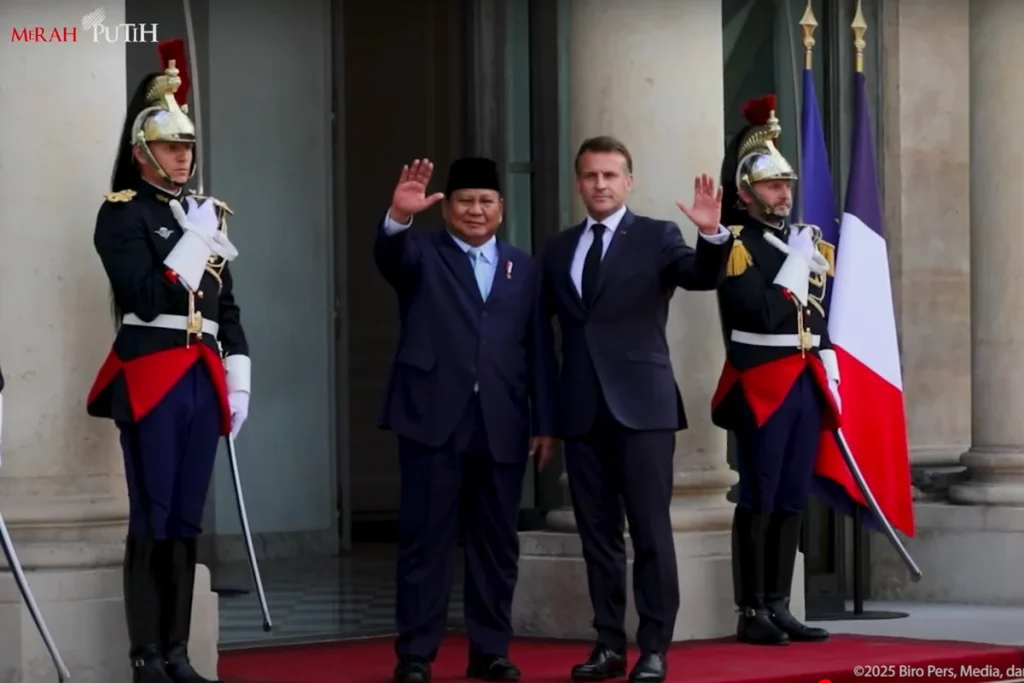 Prabowo Subianto Dijamu Presiden Macron, Disambut Pasukan Kehormatan di Istana Elysee
