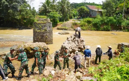 Prajurit TNI Bangun Jalan Desa dan Jembatan di Daerah Terisolir, Buka Akses Pertanian