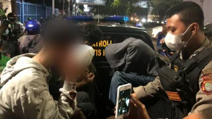 Pria Cegat Mobil di Daan Mogot, Klaim Polisi dan Rencana Geledah Narkoba