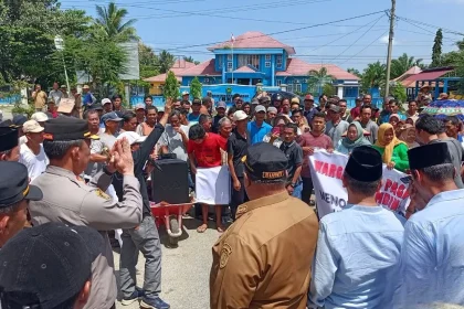 Ratusan Warga Lenteng Agung Gelisah Usai TNI Bongkar 15 Rumah, Klaim Tanah Bukan Milik Militer