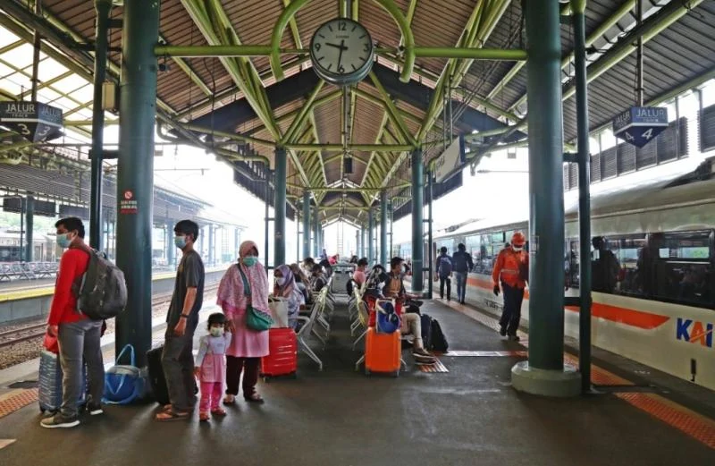 Rekor Baru: 129.105 Turis Asing Naik KA Jarak Jauh, Stasiun Gambir Jadi Favorit