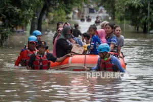 Relawan China Bantu Warga Jakarta Terdampak Banjir Lewat Charity Jakarta