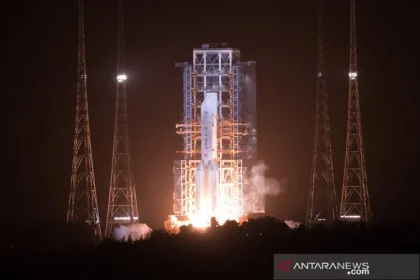 Roket Long March-3B Jadi Bintang Terang di Langit Lampung: Fenomena Sampah Antariksa yang Menggoda