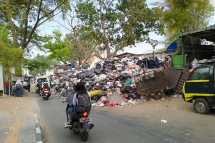 Sampah TPS Porib Bandung Meluber, Menutupi Jalan Makam Caringin: Warga Kecewa