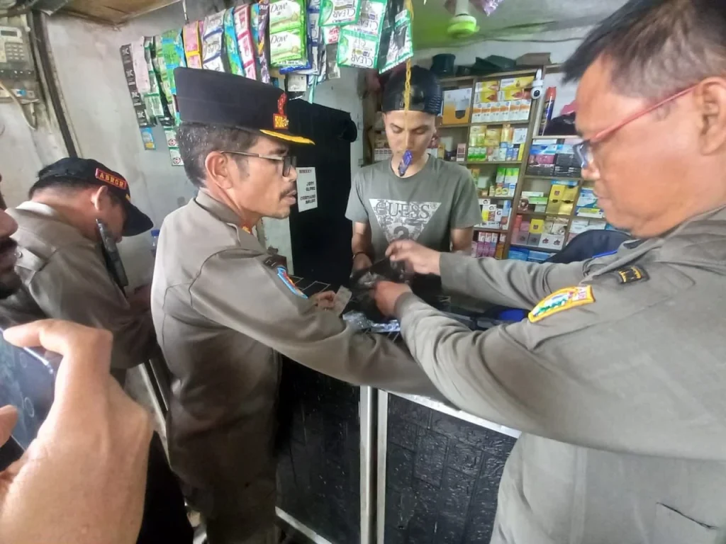 Satpol PP Jakarta Pusat Amankan Lima Pria yang Jual Daging Ikan Sapu-sapu ke Pengepul Cikarang