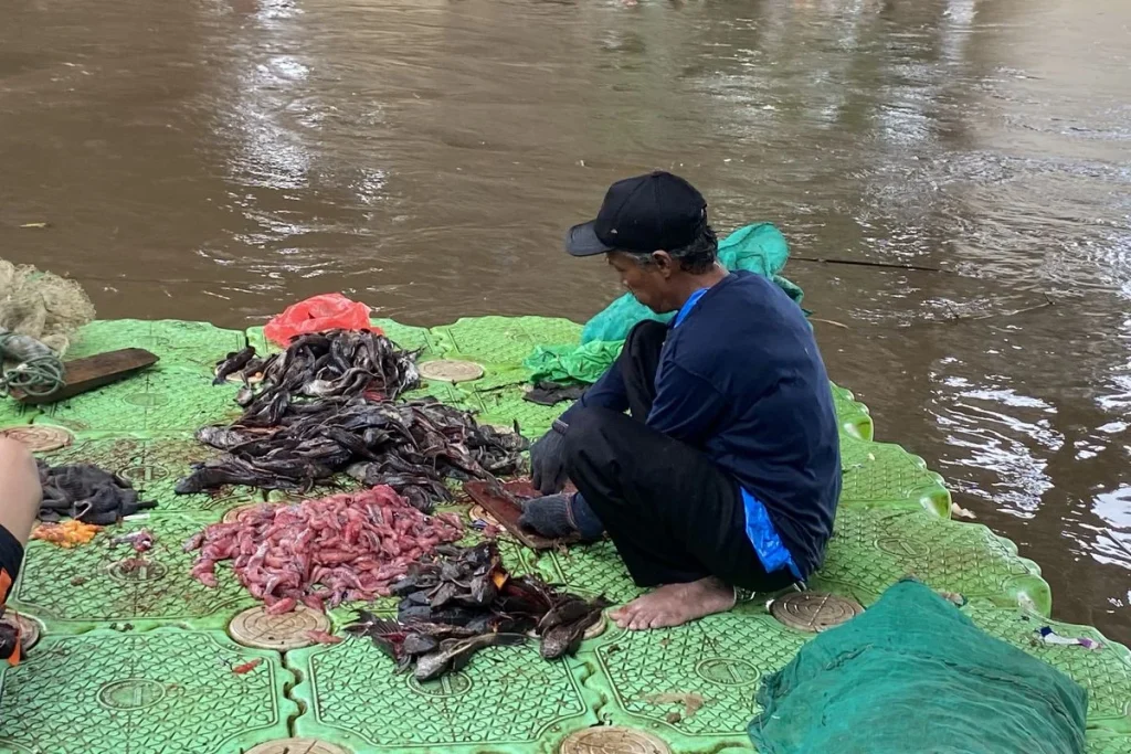 Satpol PP Tangkap 5 Penjual Daging Ikan Sapu-sapu di Bantaran Kali Ciliwung, Jakarta Pusat