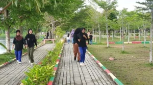 Seskab Teddy Cek Progres Hunian Pinggir Rel di Senen: Air Bersih dan Taman Bermain Siap Pakai