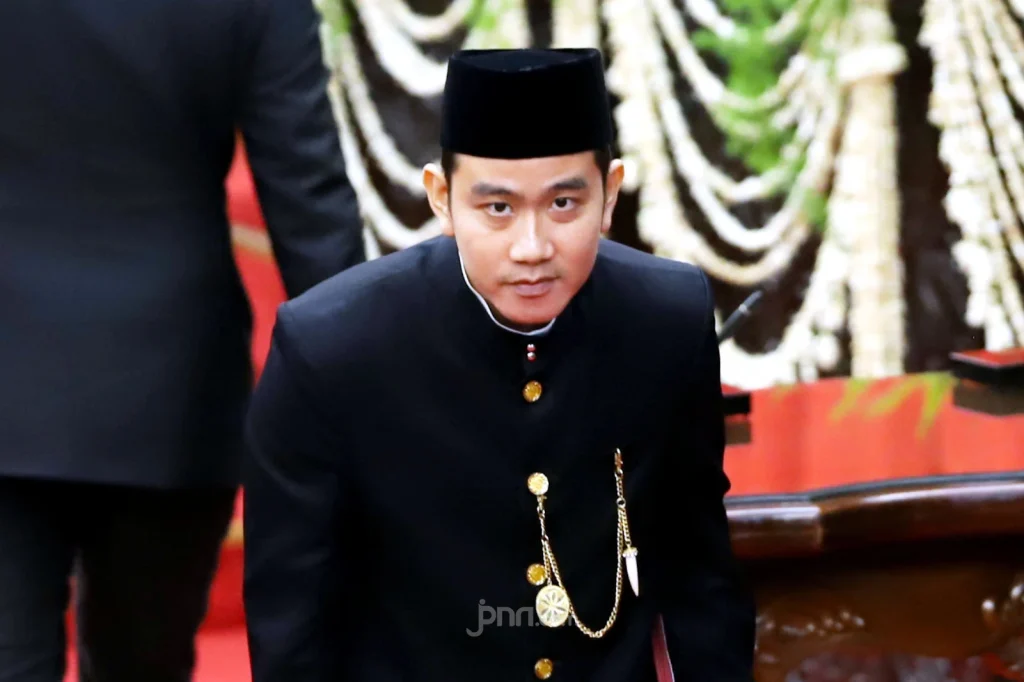 Seskab Teddy Temui Wapres Gibran, Diskusi 1,5 Jam Bahas Perkembangan Nasional di Istana Wapres