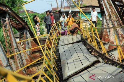 Siswa Medan Terpaksa Lewati Pipa Air Akibat Jembatan Ambruk di Kampung Baru
