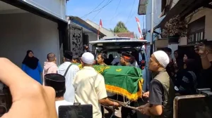 Suasana Haru Menjelang Kedatangan Jenazah Mayor Zulmi di Rumah Duka Cimahi Utara