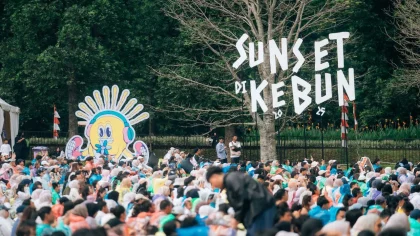 Sunset di Kebun Gelar Aksi Bersih-Bersih Ciliwung di Kebun Raya Bogor untuk Hari Bumi