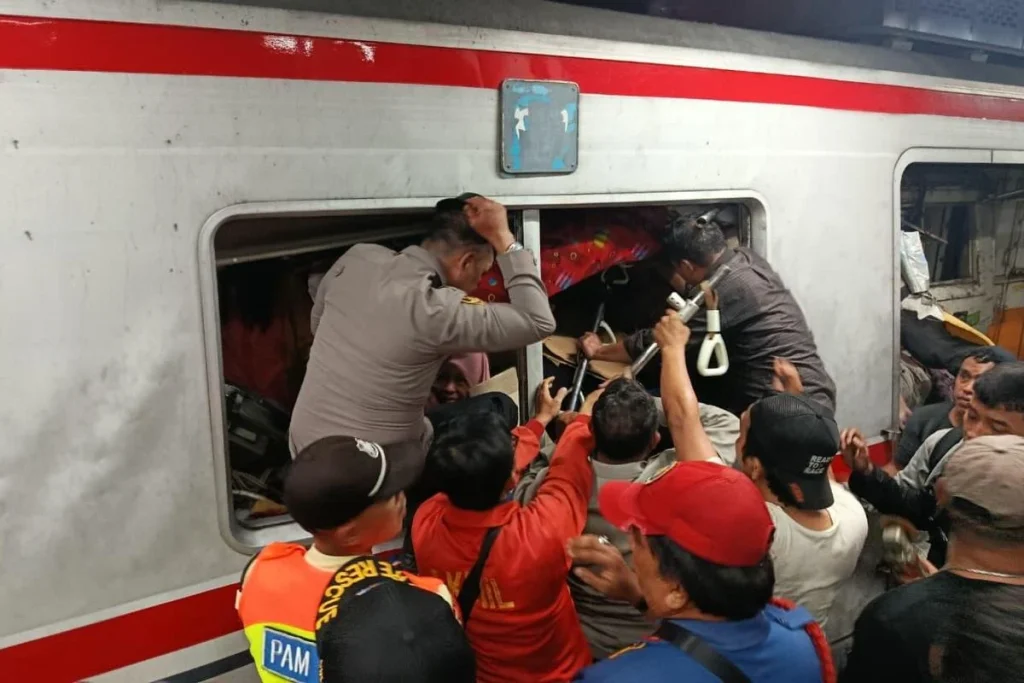 Tabrakan KA Argo Bromo dan KRL di Bekasi Timur: 29 Korban, 3 Meninggal