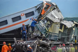 Tabrakan Kereta Api di Bekasi Timur: 4 Meninggal, 38 Luka, Evakuasi Masih Berlangsung