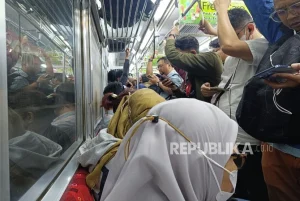 Tabrakan Kereta di Bekasi: Penumpang Stasiun Senen Terjebak dalam Ketidakpastian Perjalanan