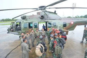 TNI AU Evakuasi Delapan Korban Helikopter H130 Jatuh di Sekadau, Kalimantan Barat