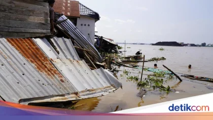 Tongkang Lepas Jangkar di Sungai Musi, Tabrak Rumah dan Dermaga, Satu Rumah Roboh