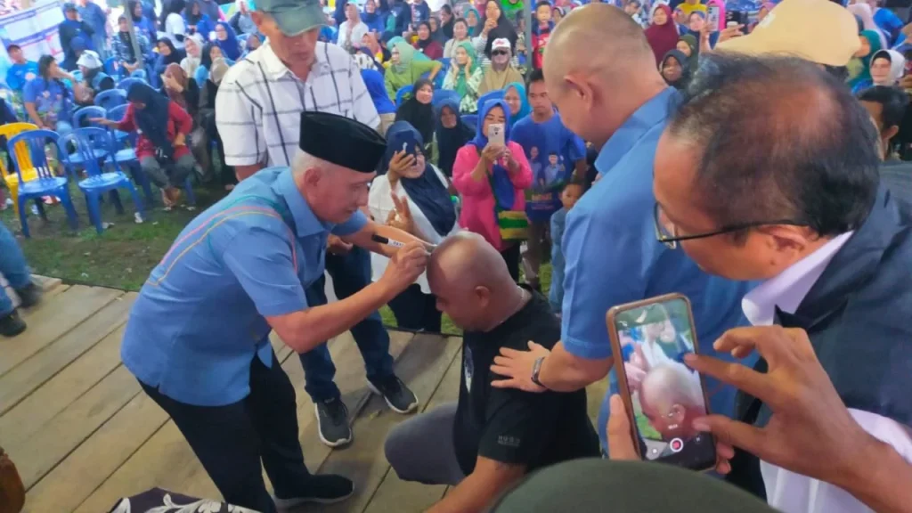 Viral Momen Farhat Abbas Menghindari Rustam Effendi Saat Ditantang Bersumpah di Bawah Al-Qur'an