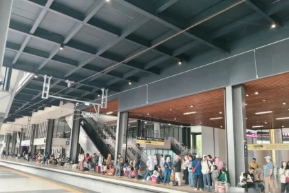 Viral Wanita Diarak di Stasiun Tanah Abang Usai Tertangkap Curinya