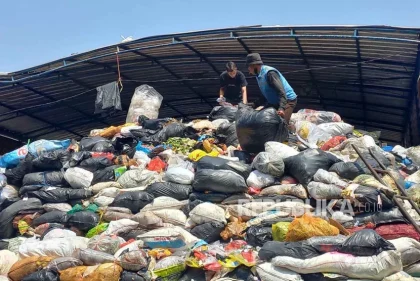 Warga Papanggo Derita Bau Menyengat, Sampah Menggunung di TPS Waduk Cincin Jadi Sorotan