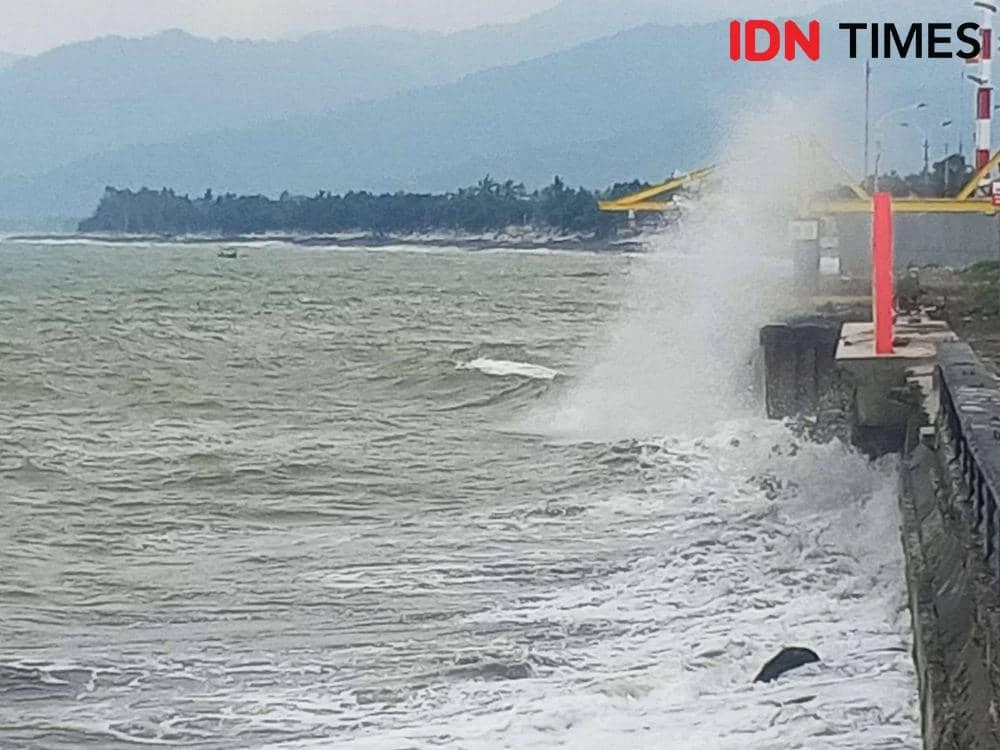 Waspada Gelombang Tinggi 4 Meter: Potensi Terjang Perairan RI 26-29 April 2026