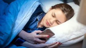 Waspada! Main HP Sebelum Tidur Bisa Picu Migrain dan Nyeri Leher, Bukan Hanya Ganggu Kualitas Tidur