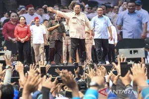 Aksi Prabowo di Hari Buruh: Lepas Baju, Joget Silat di Monas, Sorot Semangat Buruh