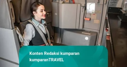 Alasan Pramugari Selalu Duduk dalam Posisi yang Sama saat Naik Pesawat