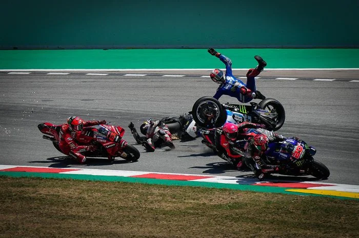 Alex Rins Terguncang dengan Crash Horor Alex Marquez di MotoGP Catalunya 2026